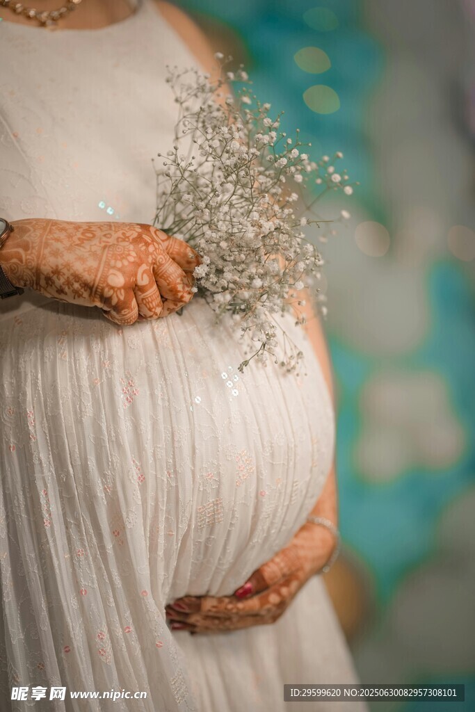 孕妇手持花束轻抚隆起腹部