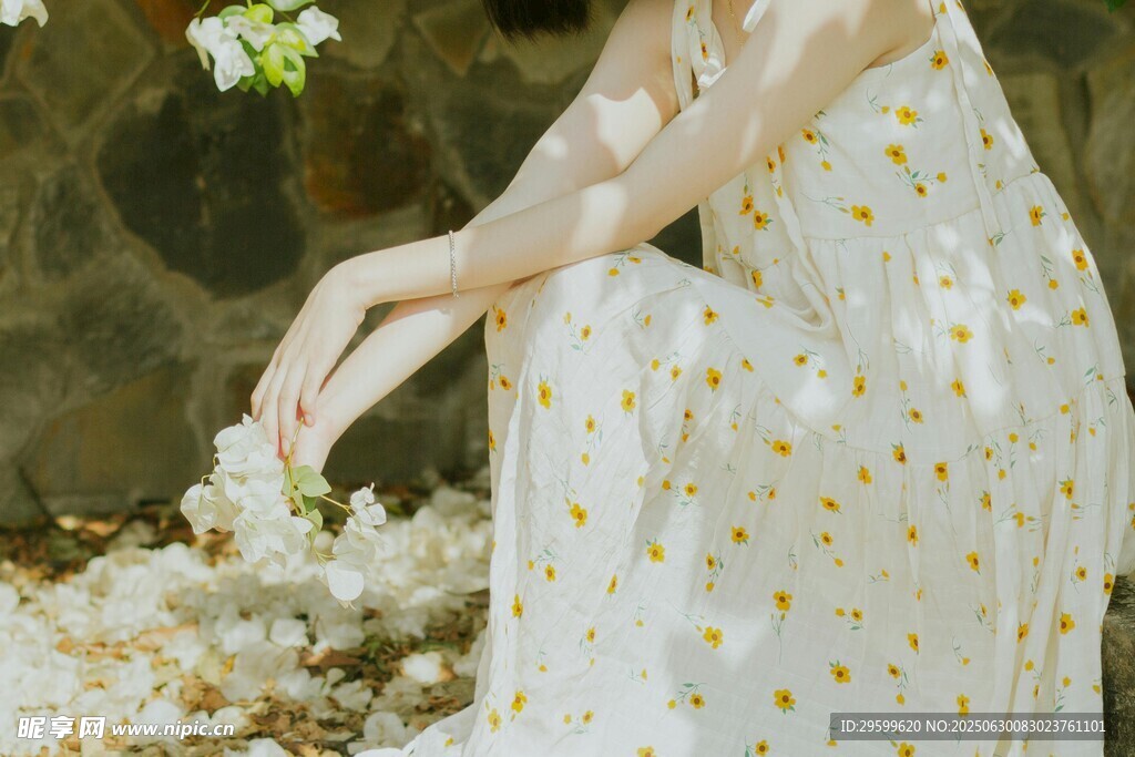 女子着碎花裙撒落花瓣