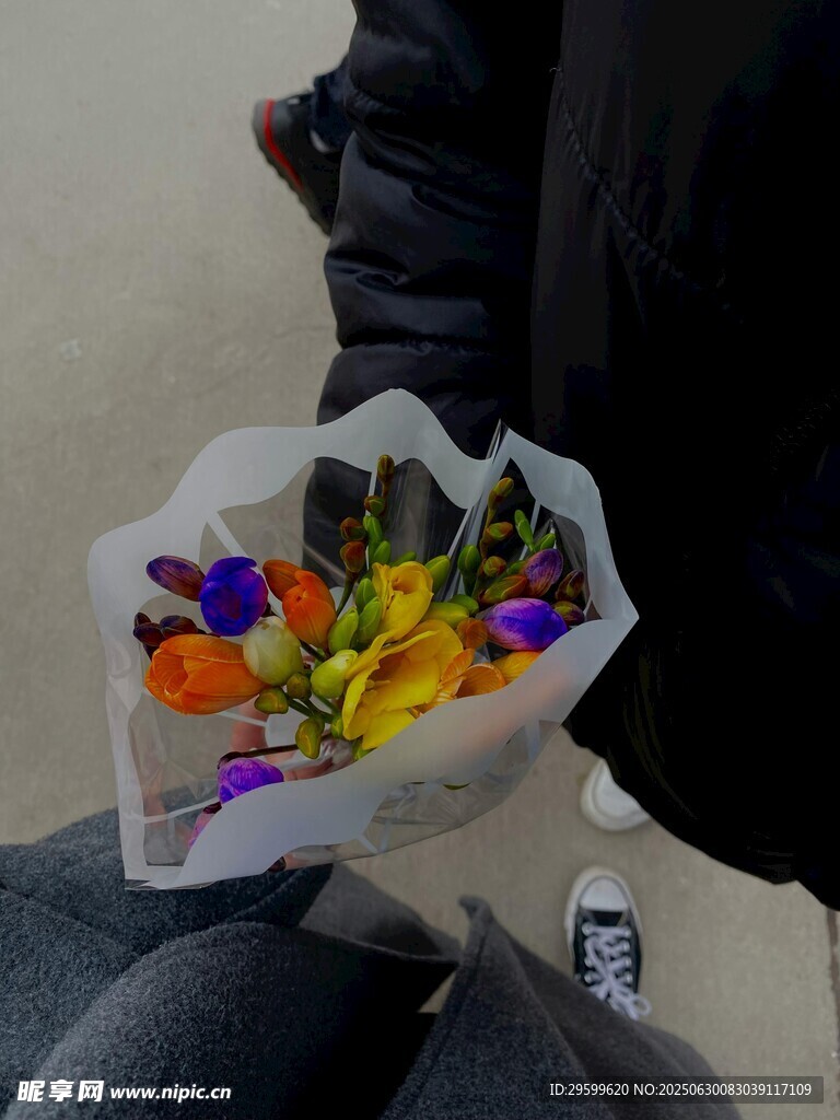 手持多彩花束的温馨画面