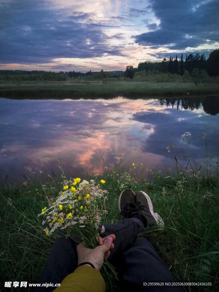 湖畔赏景手捧鲜花的惬意