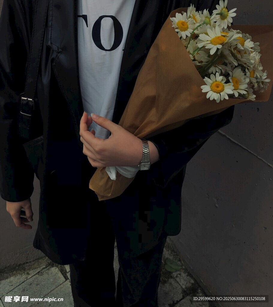 手持雏菊的时尚穿搭者