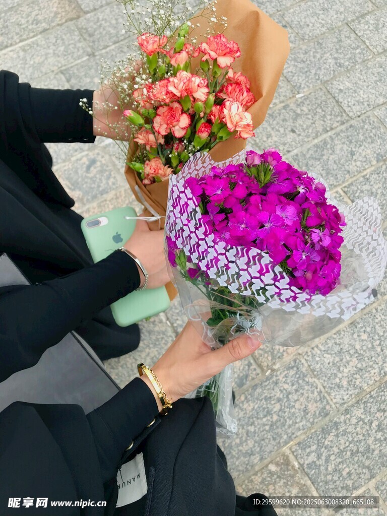 手捧多彩鲜花的温馨瞬间