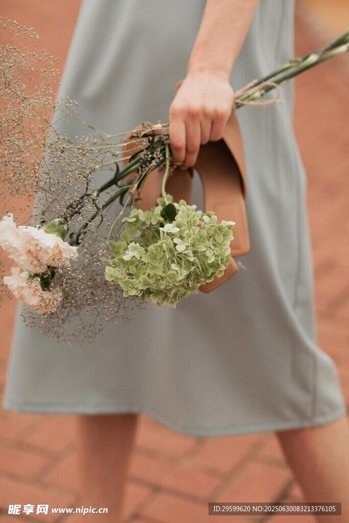 手持花束的优雅女性