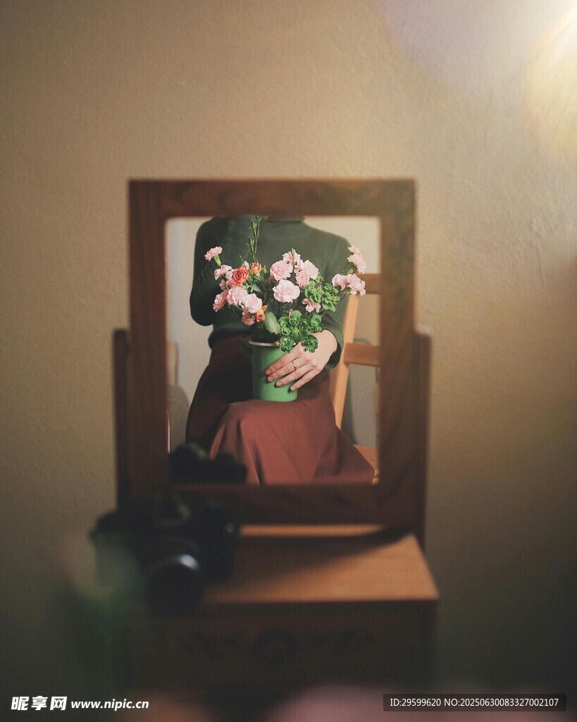 复古镜前花瓶插粉白花朵