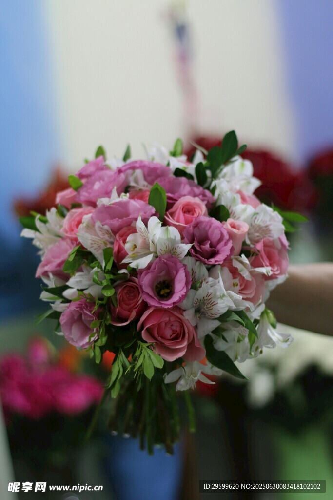 手持缤纷鲜花花束