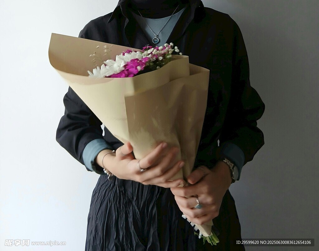 手持花束的时尚人物
