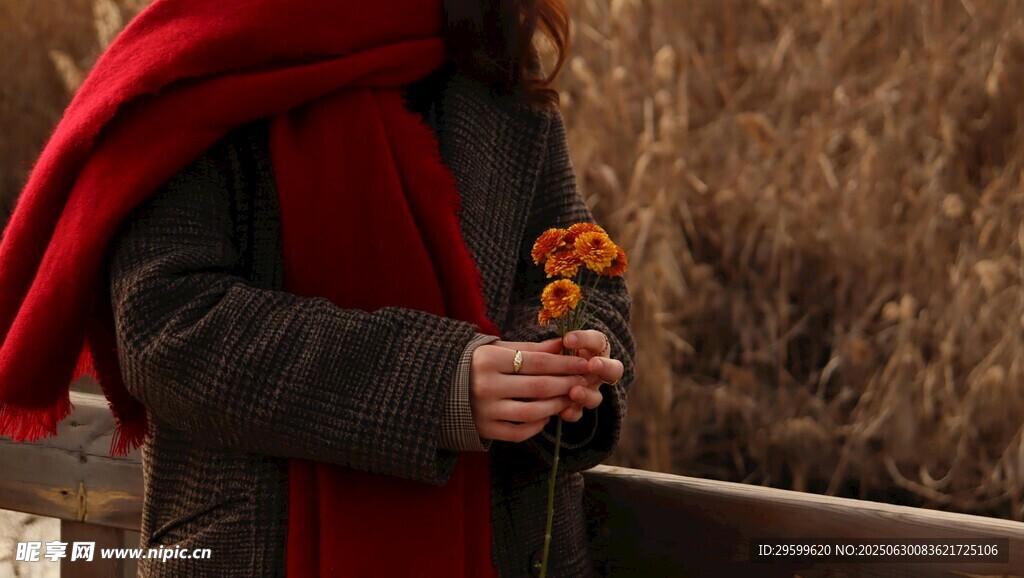 红衣女子手持绚烂花朵