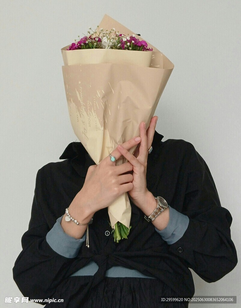 用花束纸袋遮面的人