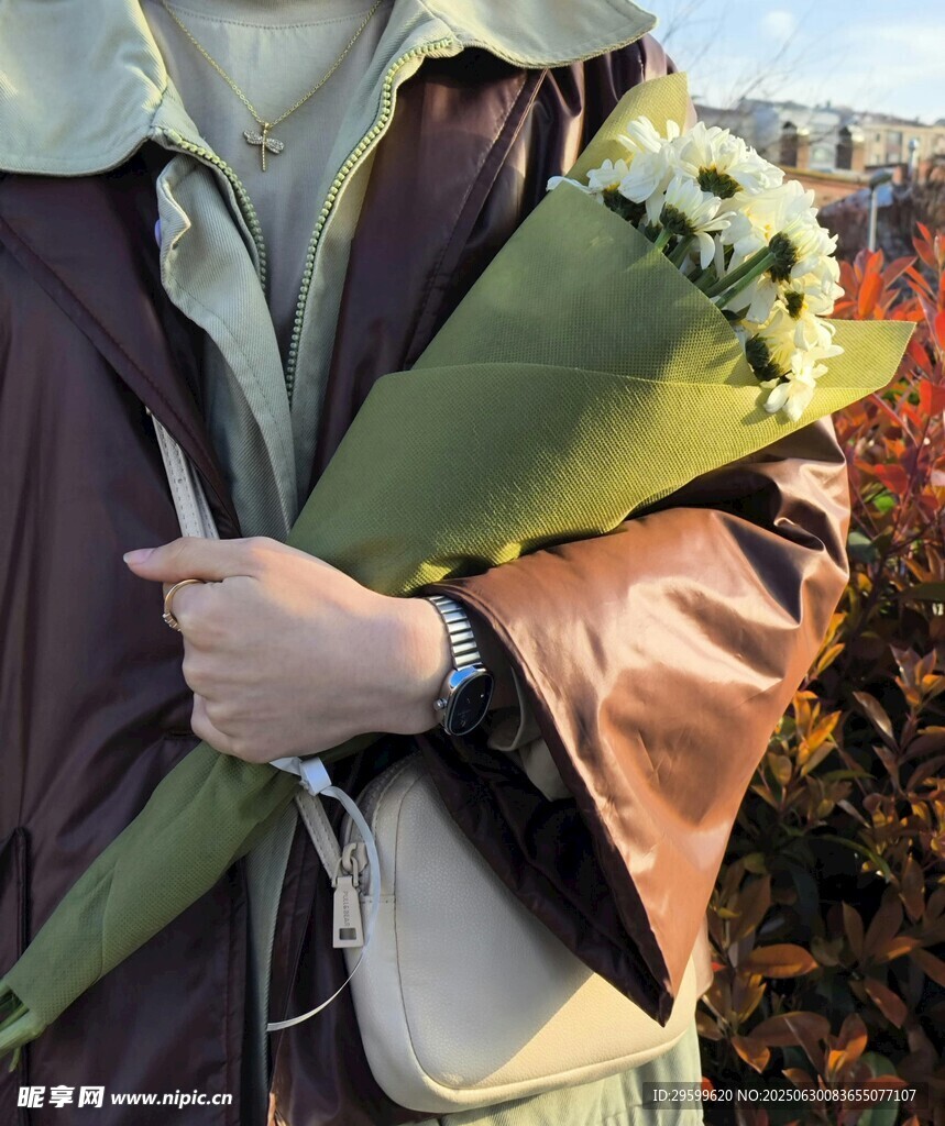 手持花束的时尚穿搭者