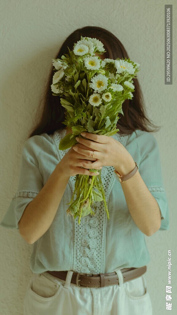 女孩手持清新雏菊