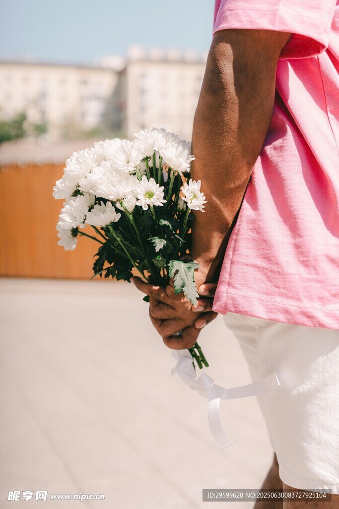 男子手持花束背影