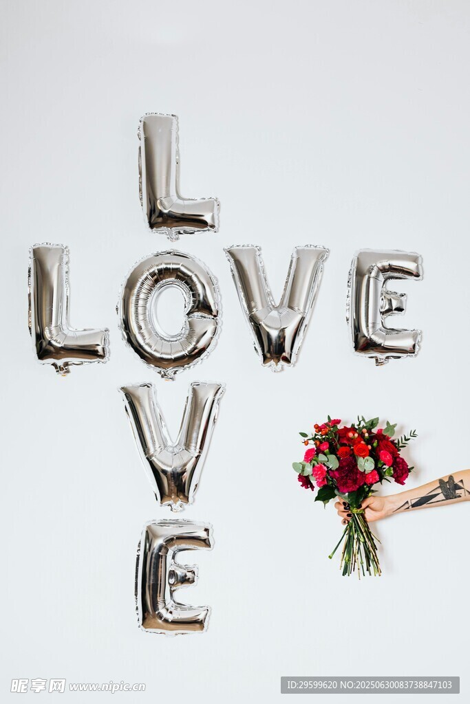金属LOVE字母与手捧花