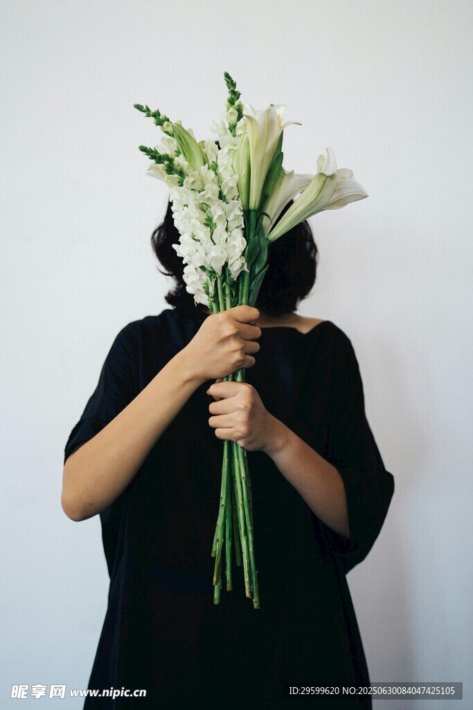 手持百合花束的神秘身影