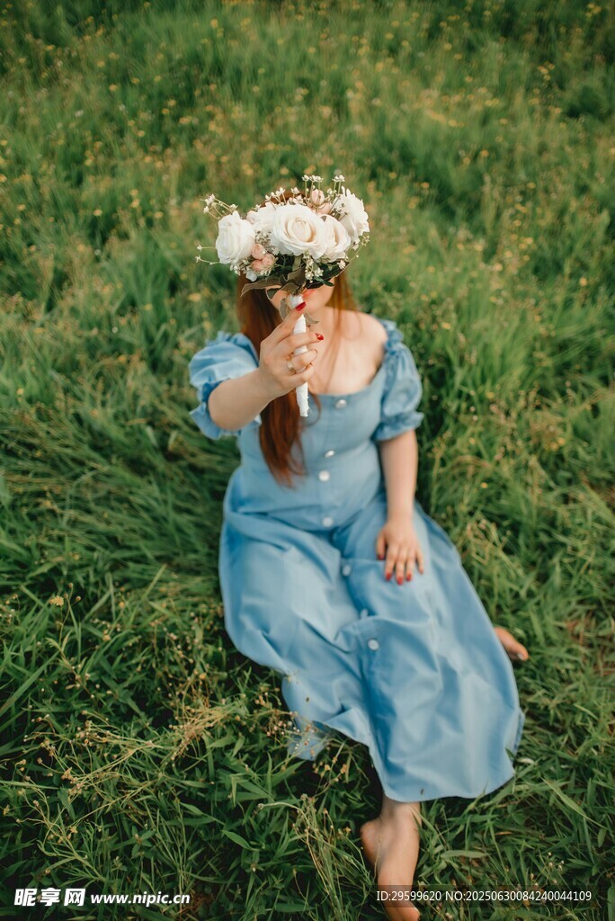 草地上的蓝裙花环少女