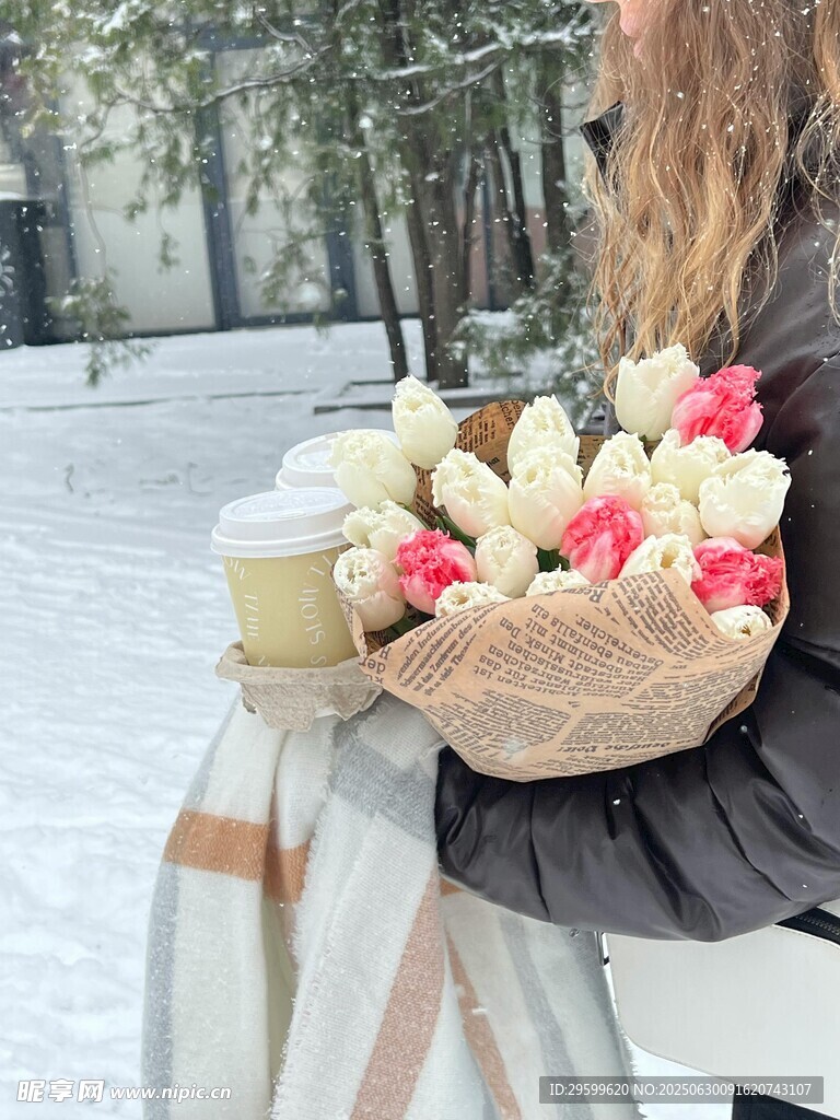 雪中女子手捧鲜花与咖啡