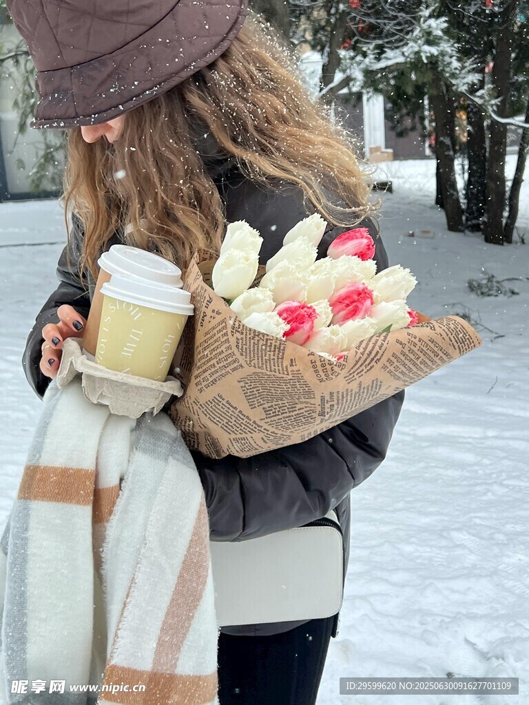 冬日街头捧花持咖啡的女子