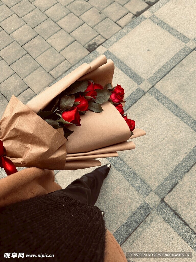 地上的红玫瑰花束