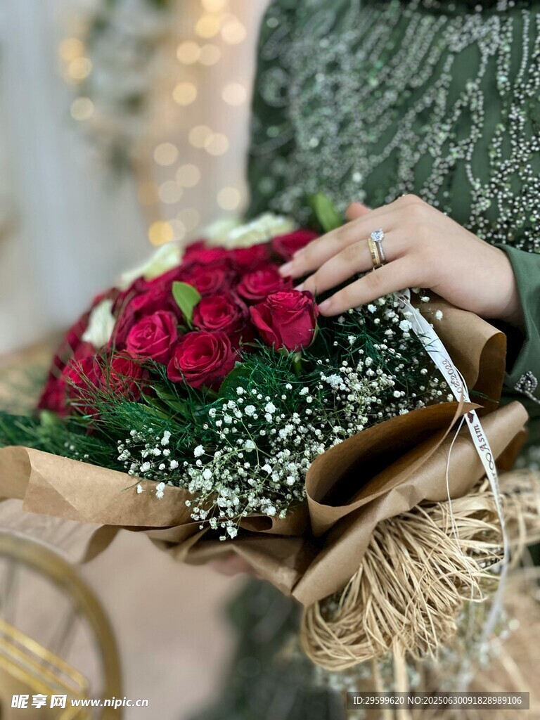 手捧娇艳红玫瑰花束
