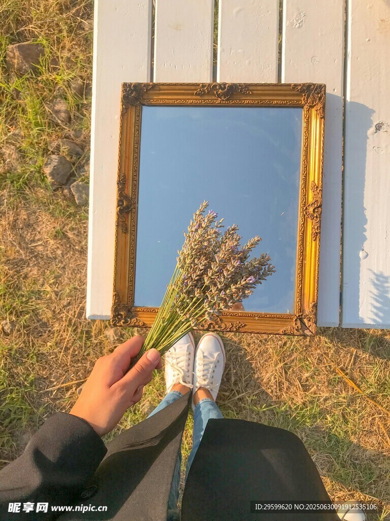 手持麦穗对镜秋日景象