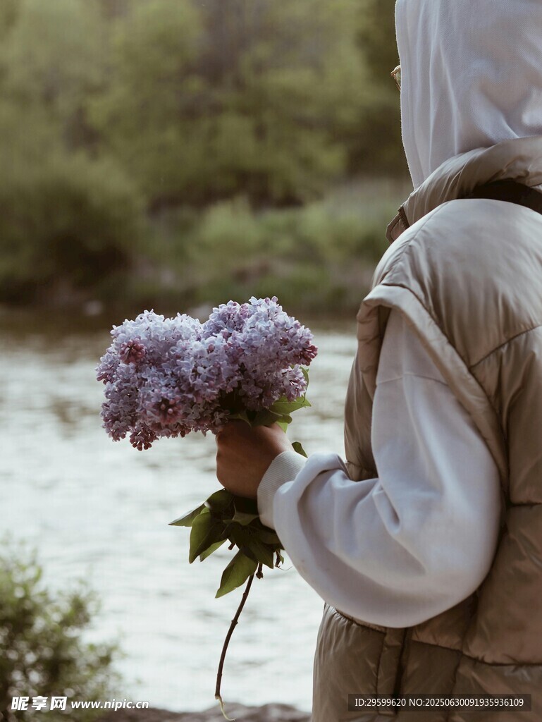 手持绣球花的背影