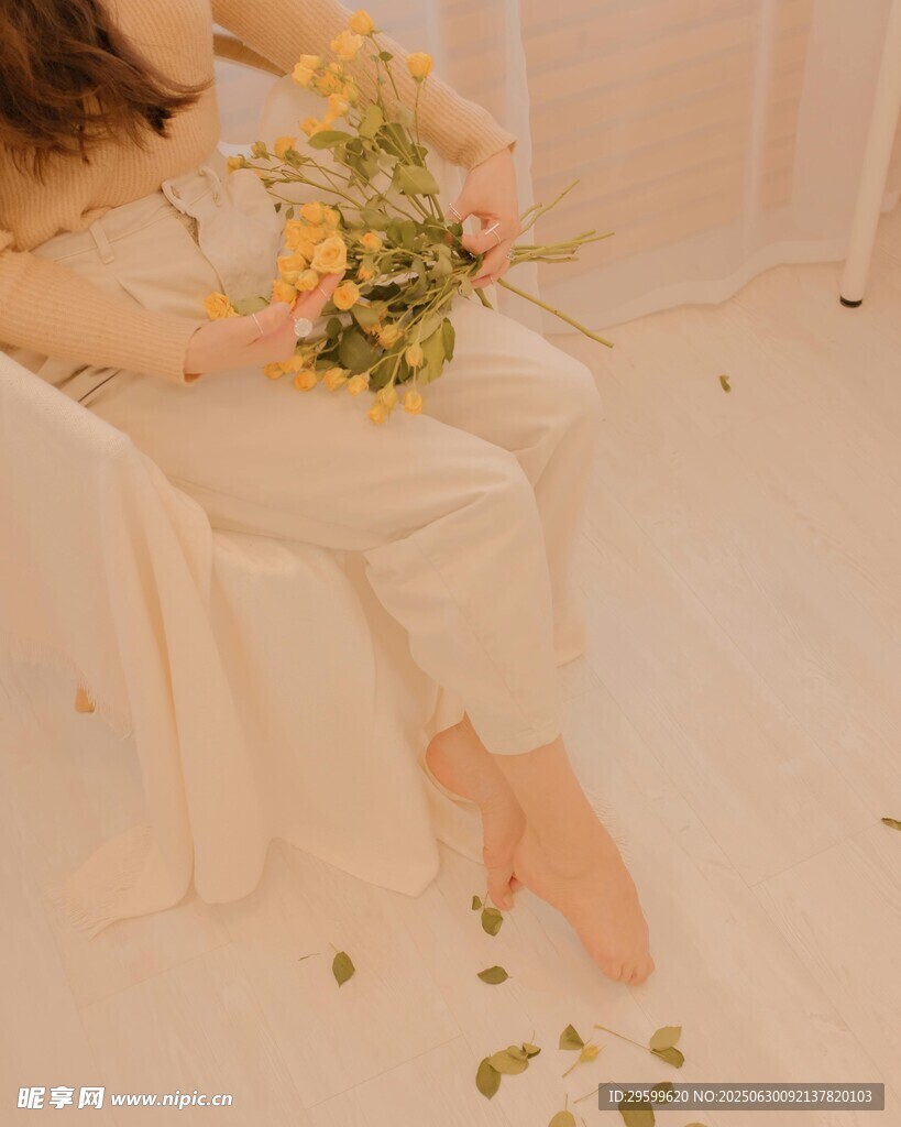 白衣女子手持花束静坐着