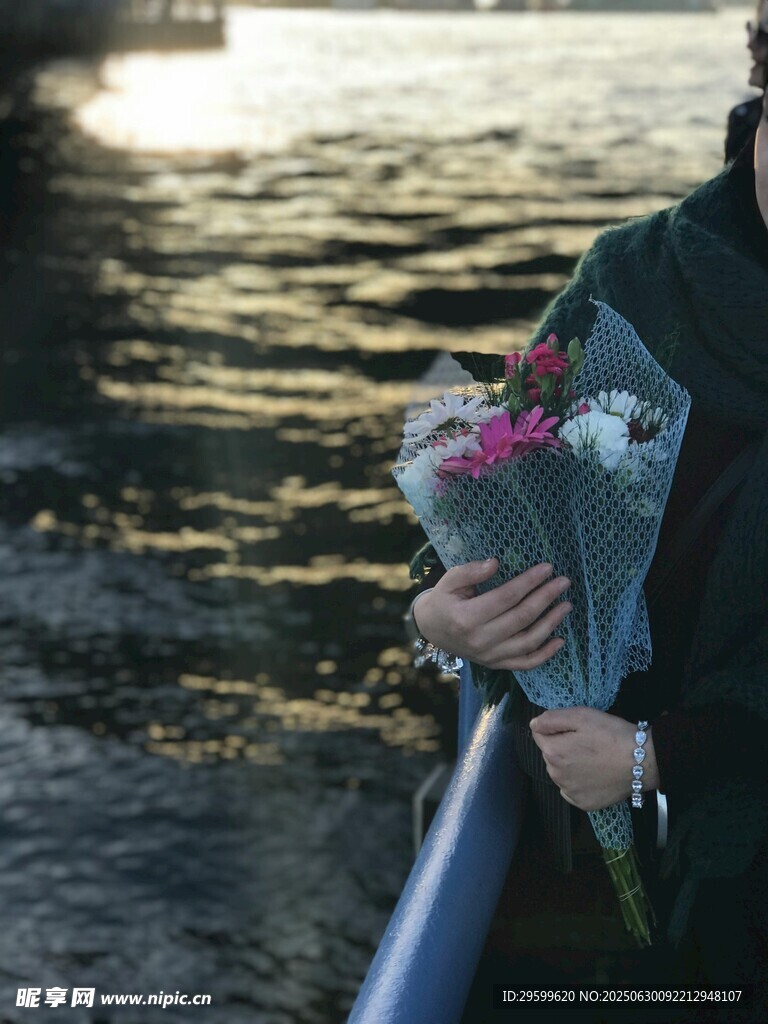 海边手持花束的神秘身影