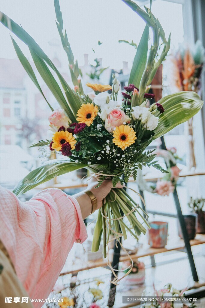 手持多彩鲜花花束