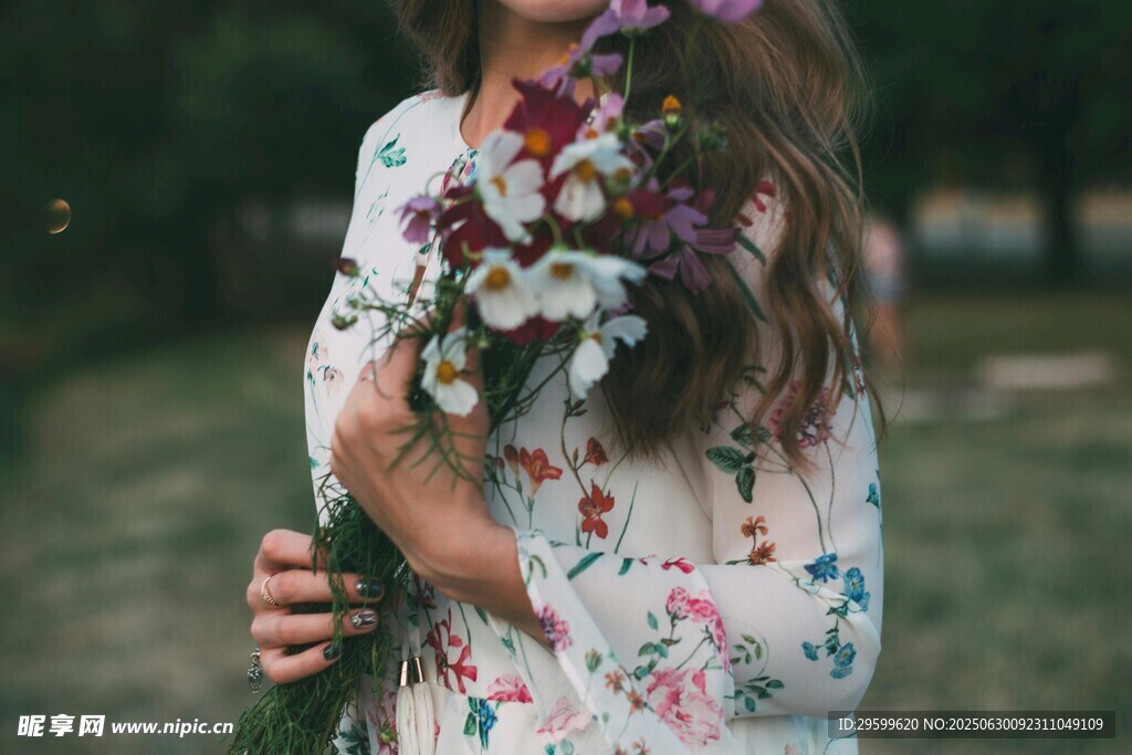 手持花束的碎花裙女子