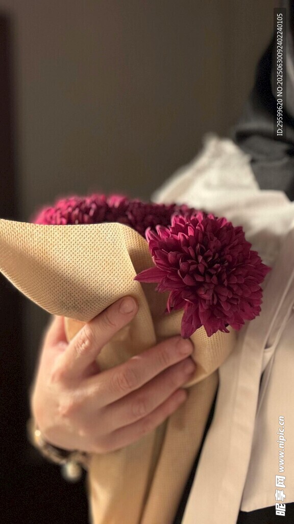 手捧紫色花束