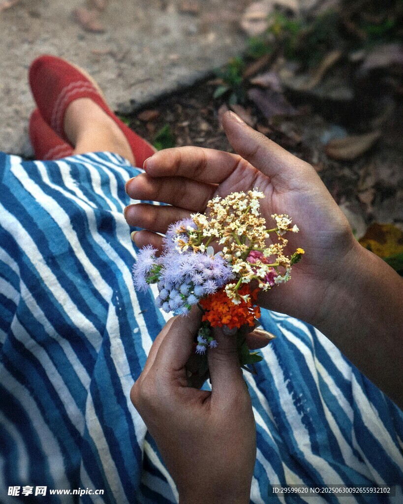 手捧多彩小花的惬意瞬间