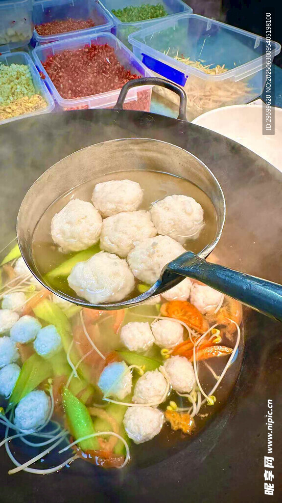 锅中煮多彩丸子画面
