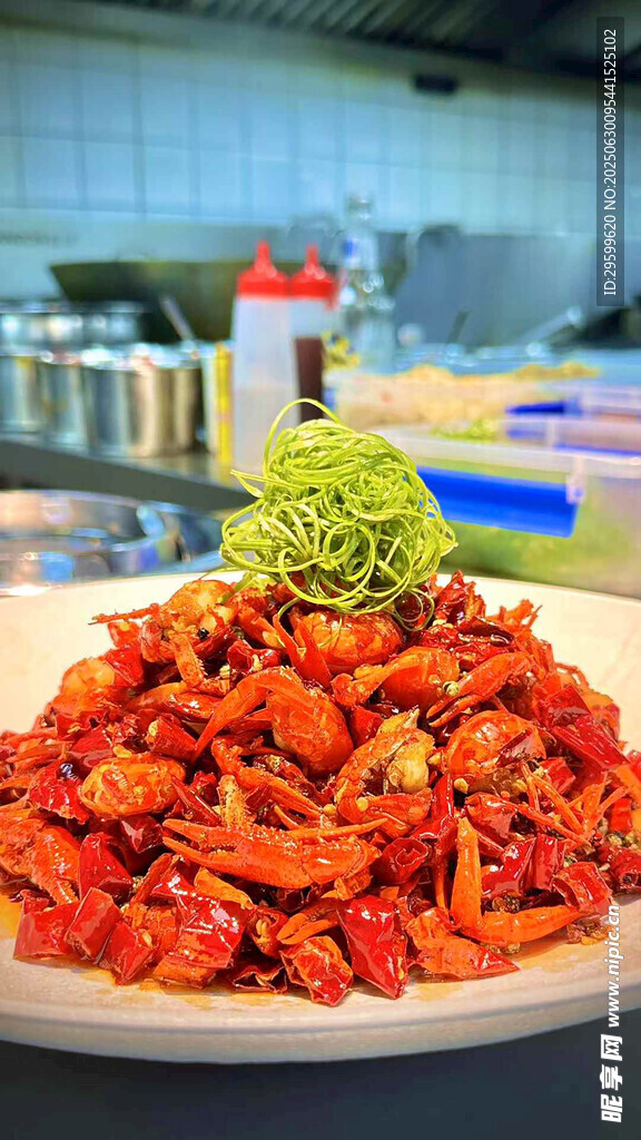 美味香辣虾摆放在盘中