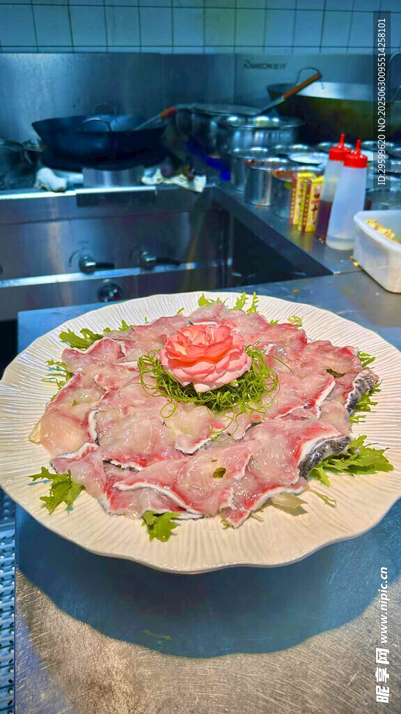 精美摆盘的鲜嫩肉片