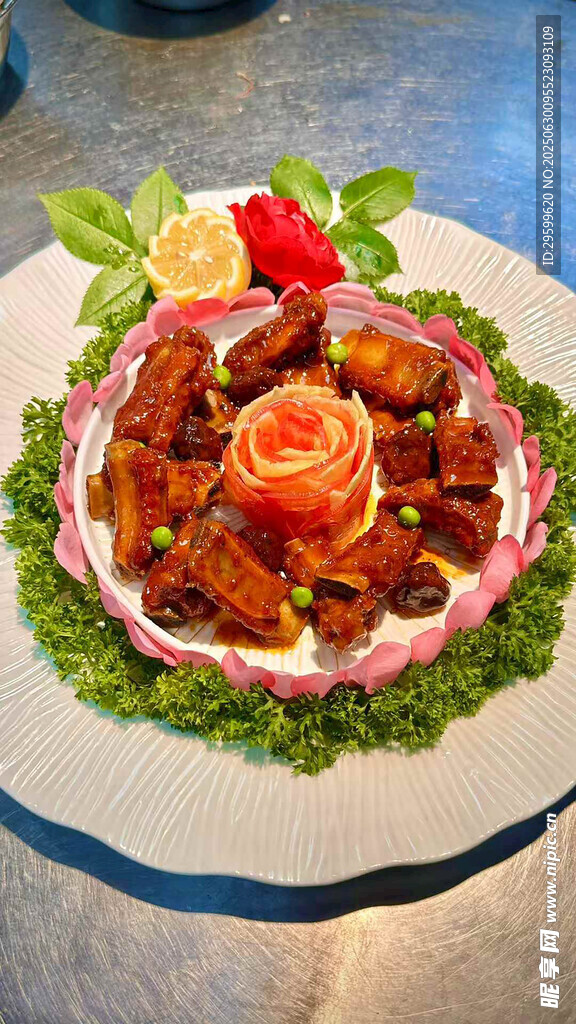 精美摆盘的特色肉类菜肴