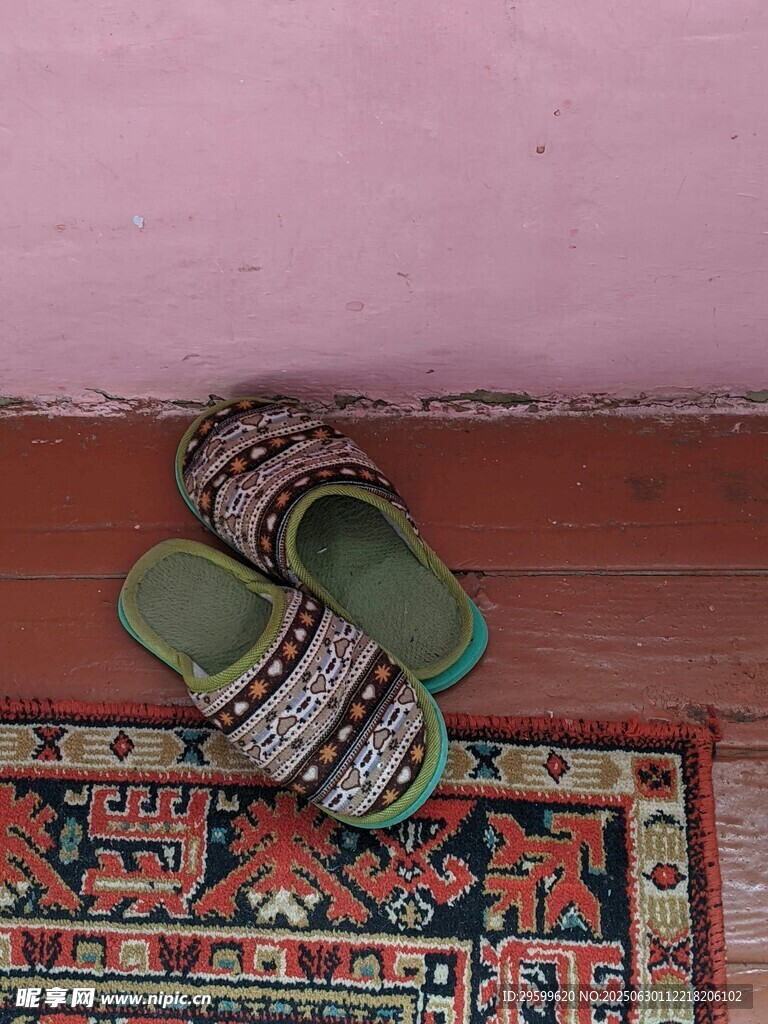 门边的彩色拖鞋与地毯