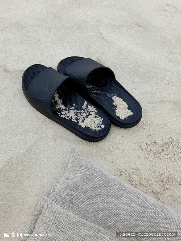 沙滩上的黑色个性拖鞋