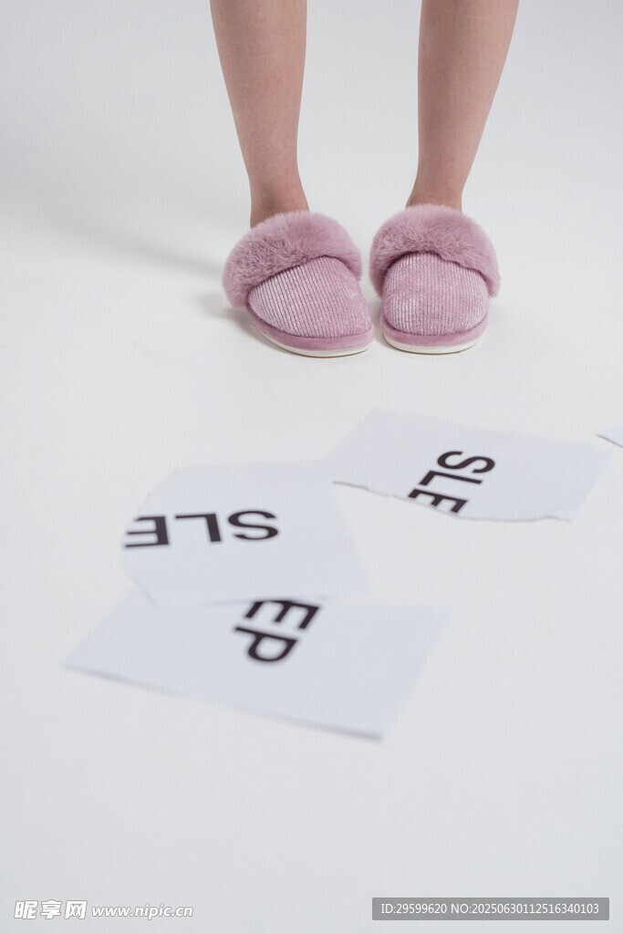 粉色拖鞋下的字母纸片