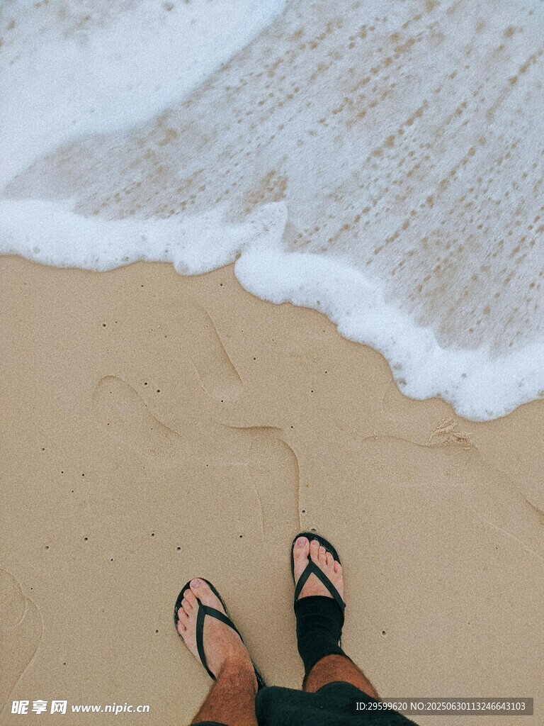 沙滩上的双足与海浪