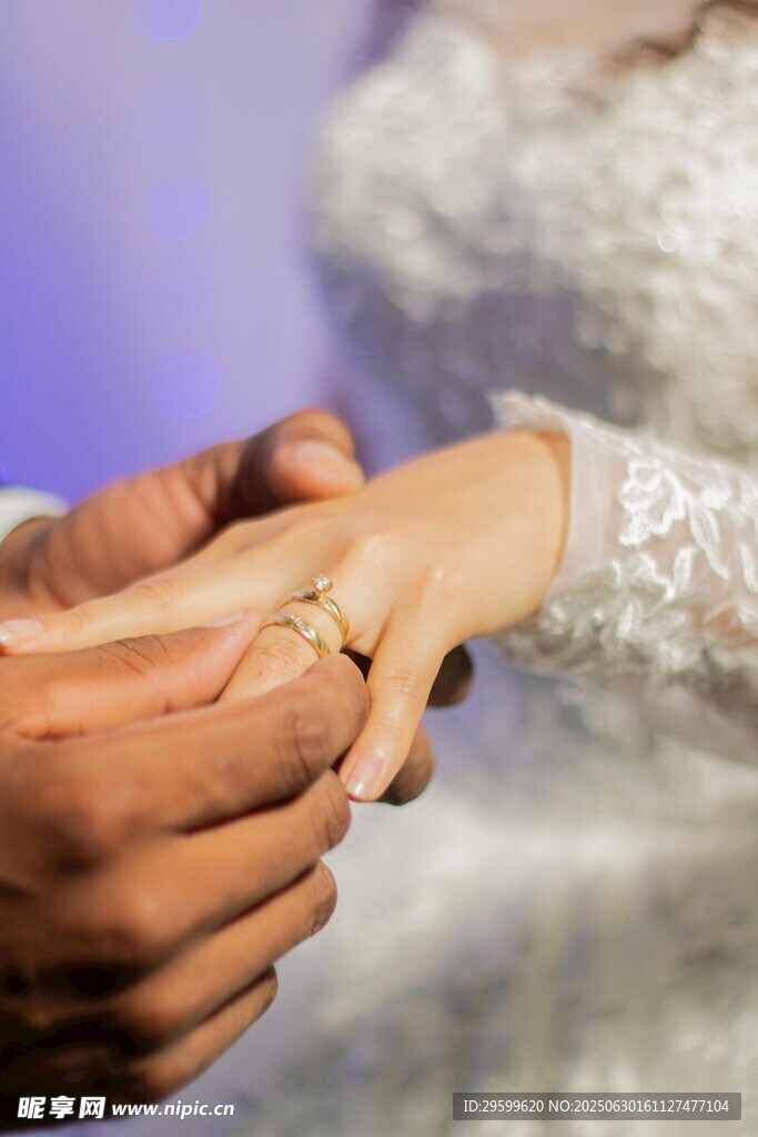 新人戴婚戒瞬间