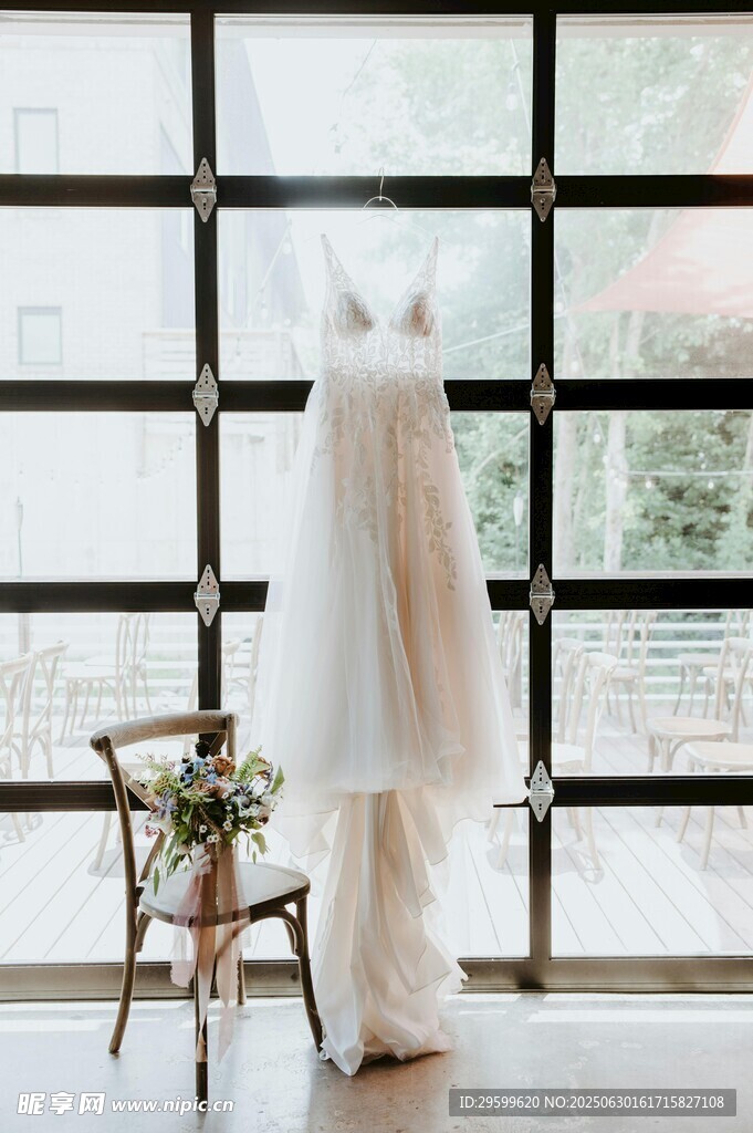 窗边优雅婚纱与精致小桌