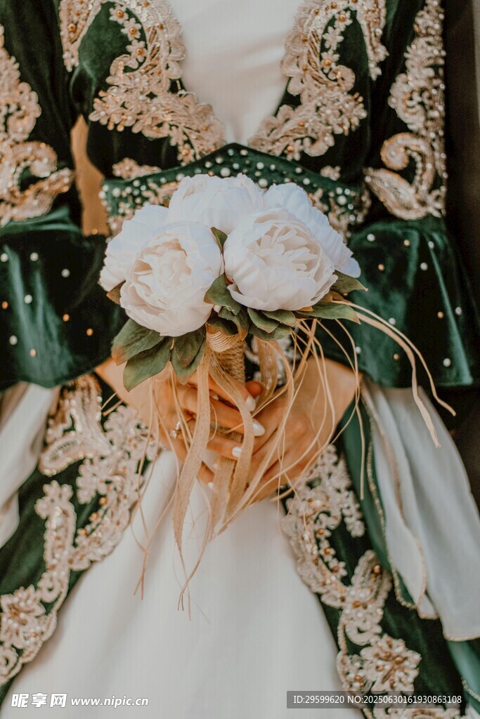中式精美刺绣婚纱细节
