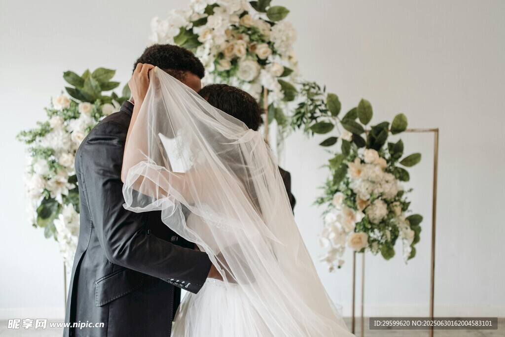 新婚夫妻深情相拥