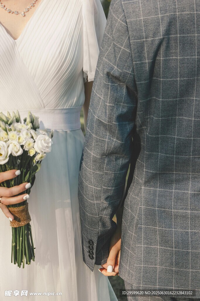新婚夫妻牵手特写