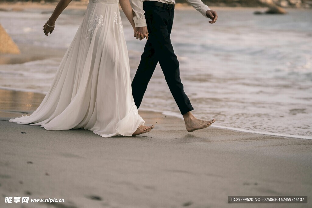 海边漫步的新婚夫妇