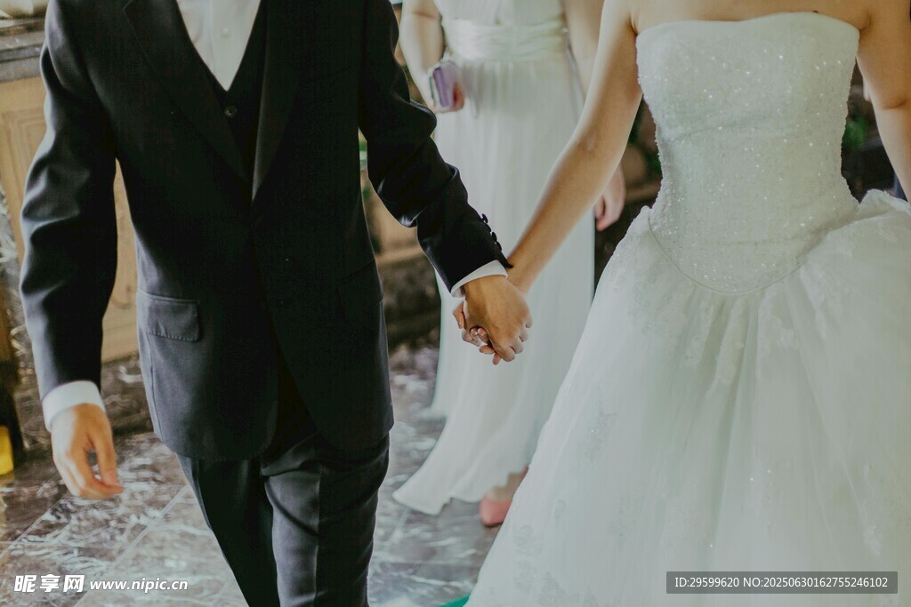 新婚夫妇牵手步入幸福时刻