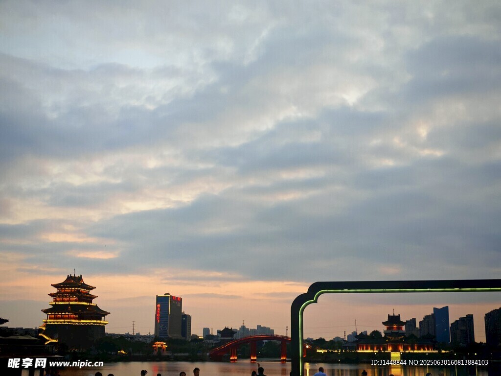 黄昏下的城市与古典建筑