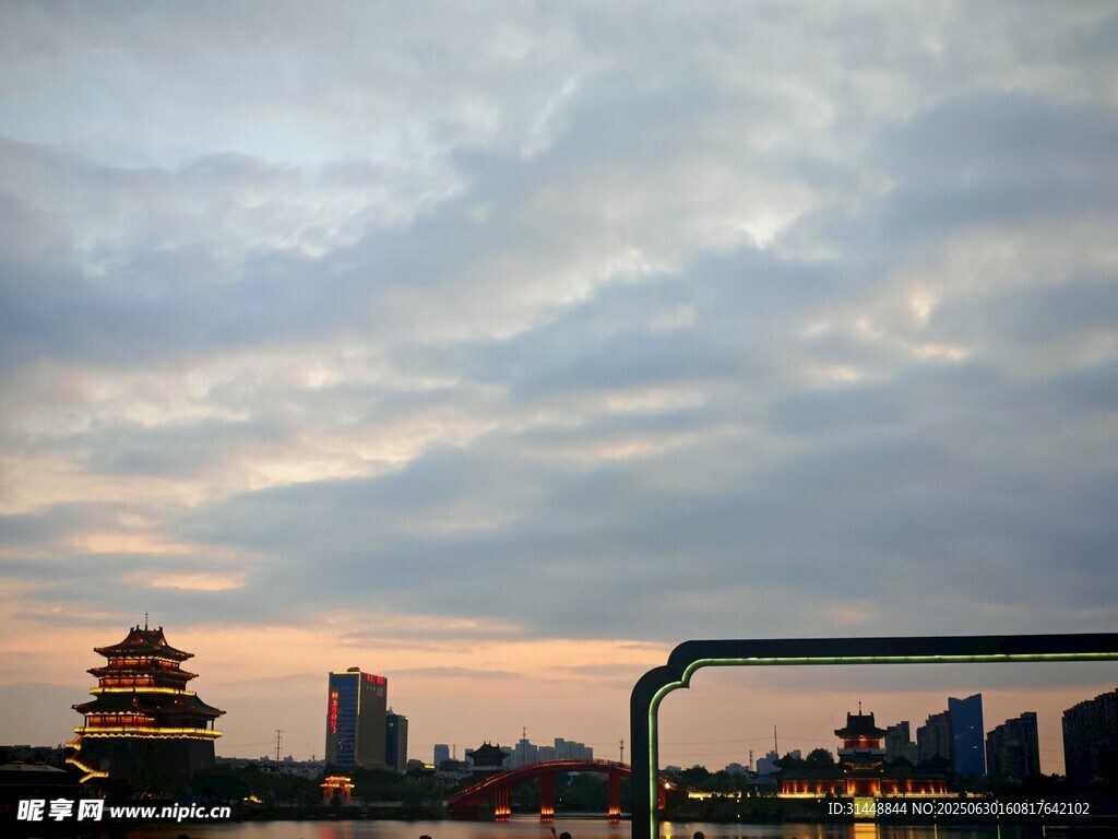 城市古塔与黄昏天空美景