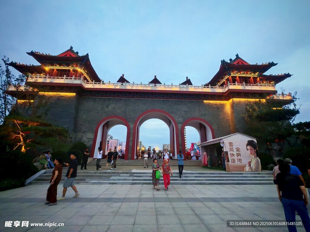 夜幕下的中式古典牌坊