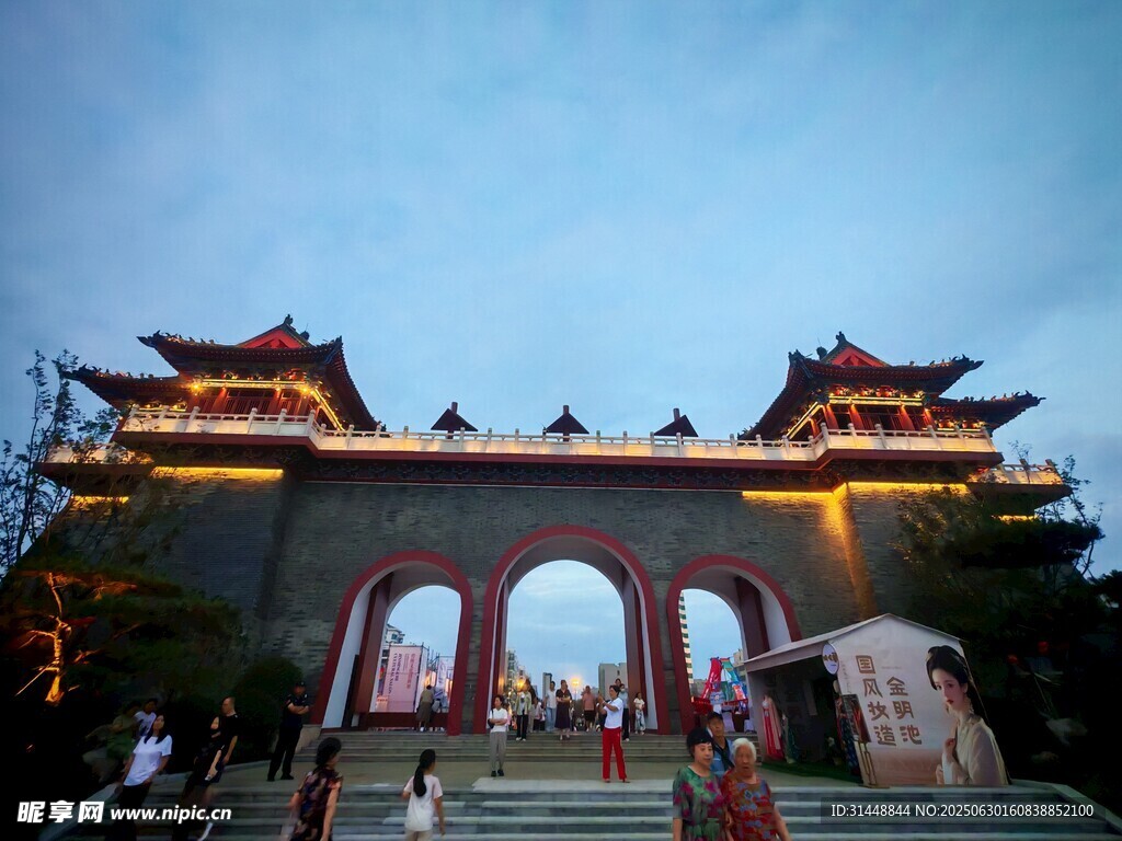 中式牌坊夜景