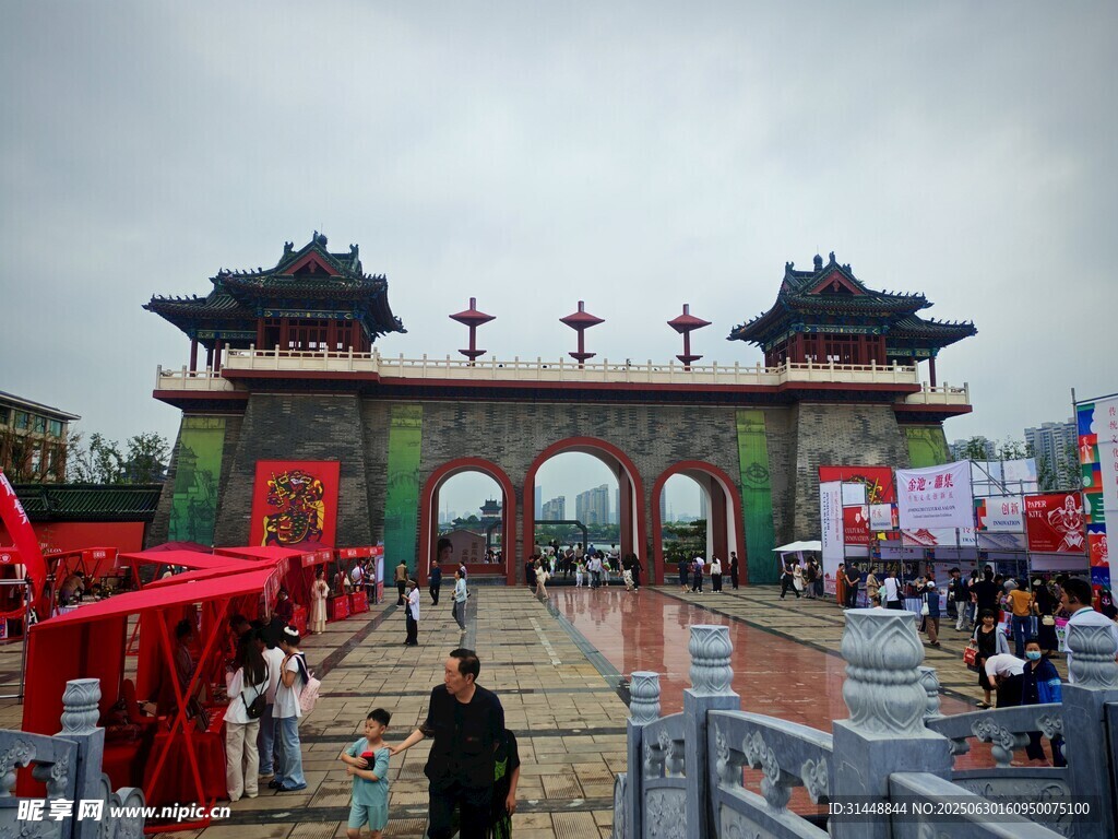 中式城楼前的热闹场景